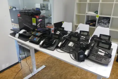 Lotto di tecnologia (telefoni, tastiera, rilegatrice)
