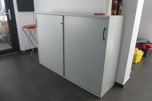 餐边柜，含内容物（清洁用品）