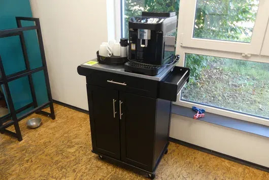 De'Longhi kaffemaskin med tralle og tilbehør