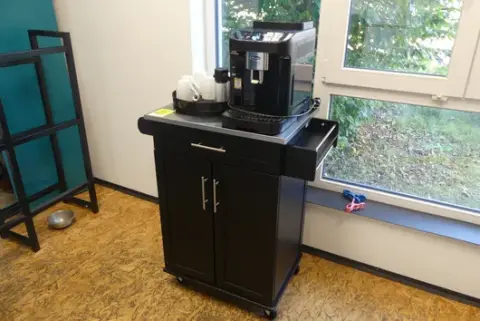 De'Longhi kaffemaskin med tralle og tilbehør