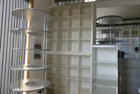 2 个货架，不含内容物