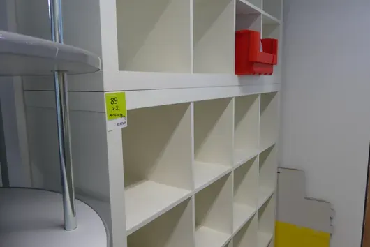 2 rafturi, cu conținut