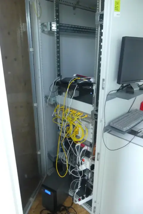 Sunucu dolabı, sabit diskler/veri ortamları olmadan