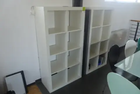 2 rafturi, cu conținut