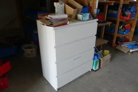 Comodă cu conținut (șuruburi)
