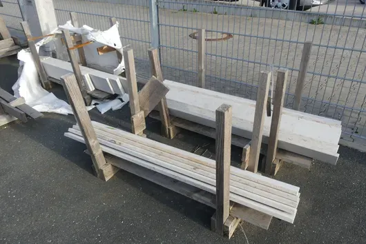3 stativer med marmorvindusbenker