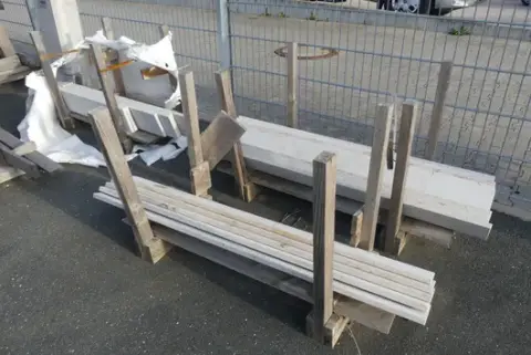3 stativer med marmorvindusbenker