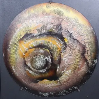 فنان غير معروف. عمل فني جداري. لوح زجاجي على إطار خشبي.
