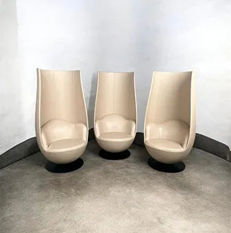 مارسيل فاندرز لصالح Cappellini. ثلاث كراسي ''Tulip''، جلد، عقد 2010، إيطاليا.
