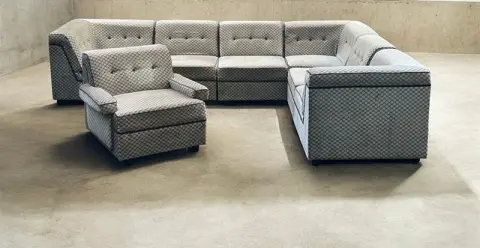 أريكة إيطالية معيارية من 6 قطع وكرسي بذراعين من السبعينيات.