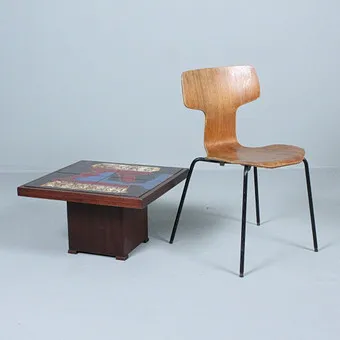 KYLLIKKI SALMENHAARA (1915 – 1981)。茶几，桃花心木，桌面带陶瓷板，有字母组合标记，(1979)。