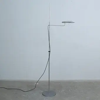 Rosemarie and Rico Baltensweiler لـ Baltensweiler، مصباح أرضي، طراز "TRIAS S"، تصميم عام 1998.