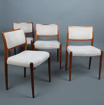 Niels Otto Møller. J.L. Møllers، أربعة كراسي / كراسي طعام، الطراز '80'، خشب الورد ريو، الدنمارك، ستينيات القرن العشرين (4).