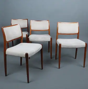 Niels Otto Møller. J.L. Møllers، أربعة كراسي / كراسي طعام، الطراز '80'، خشب الورد ريو، الدنمارك، ستينيات القرن العشرين (4).