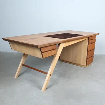 雕塑式书桌,可能为大师作品。