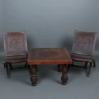 ÁNGEL I. PAZMIÑO. 为 Muebles de Estilo 设计，两把折叠椅带茶几，实木，马鞍皮，厄瓜多尔，1960 年代。