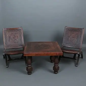 ÁNGEL I. PAZMIÑO لـ Muebles de Estilo، مقعدان قابلان للطي مع طاولة قهوة، خشب صلب، جلد سرج، الإكوادور، ستينيات القرن العشرين.