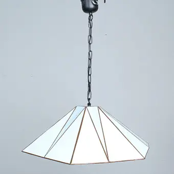 مصباح سقفي بأسلوب Tiffany.