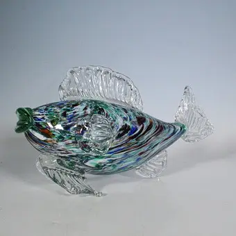 منحوتة زجاجية على شكل سمكة.