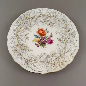 PRUNKTELLER MIT BLATTRELIEF - Meissen, Knaufzeit (1850-1923), Porzellan.