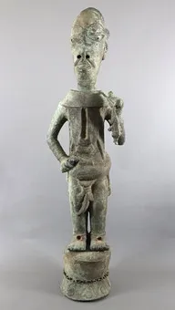 武士雕像 - 青铜雕塑，置于部分镂空的圆形底座上，可能为尼日利亚约鲁巴，1900 年后。