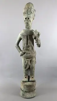 Figura ratnika — brončana skulptura na djelomično ažuriranoj okrugloj osnovi, vjerojatno Yoruba/Nigerija, nakon 1900.