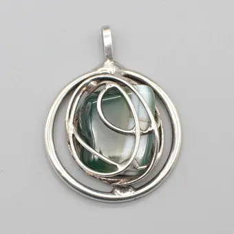 Modernistisk designerpendant, nysølv, agat, omkring 1950.
