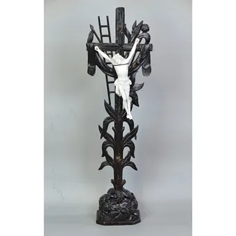 19 世纪 Arma Christi 立式十字架，素瓷配熏黑木材，黑森林 - 德国。