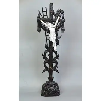 ARMA-CHRISTI-STANDKREUZ AUS DEM 19. JAHRHUNDERT, BISKUITPORZELLAN AUF GESCHWÄRZTEM HOLZ, SCHWARZWALD - DEUTSCHLAND.