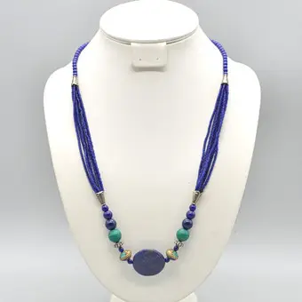 Tibetansk ædelstenshalskæde, lapis lazuli-, messing- og glasperler, nysølv-elementer, 20. århundrede.
