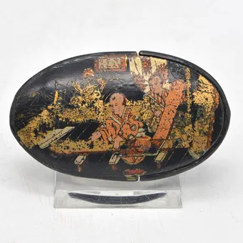 古董莳绘漆盒，用于单片眼镜，图案：弹筝人，约1900年