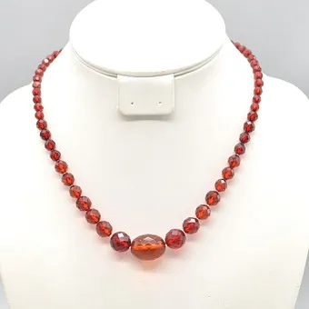 ART DECO BAKELIT PERLENCOLLIER MIT EINEM ROTEN BERNSTEIN, FACETTIERT, SCHRAUBVERSCHLUSS, UM 1930ER.