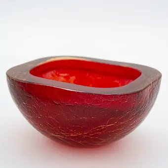 ALFREDO BARBINI. MURANO-LASIKULHO «CRACKED ICE»- ELI KRAKELEE-OPTIIKALLA, SOMMERSO-MENETELMÄLLÄ, JOSSA RUBIININPUNAINEN LASISYDÄN ON PAKSUN, MERIPIHKANVÄRISEN LASIKERROKSEN YMPÄRÖIMÄ.
