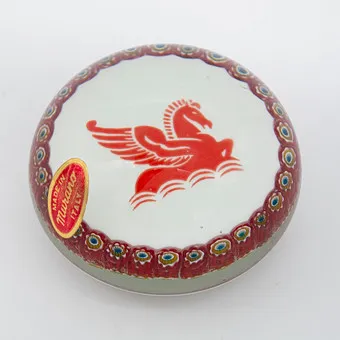 PAINOPAPERI MURANOLASIA (ITALIA), MILLEFIORI-KUKKAREUNUS PUNAISENA, SINISENÄ JA KELTAISENA, PUNAINEN PEGASUS-HAHMO VALKOISELLA POHJALLA, ALKUPERÄISELLÄ TARRALLA.