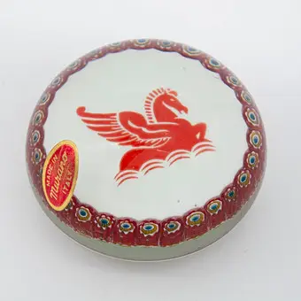 PAINOPAPERI MURANOLASIA (ITALIA), MILLEFIORI-KUKKAREUNUS PUNAISENA, SINISENÄ JA KELTAISENA, PUNAINEN PEGASUS-HAHMO VALKOISELLA POHJALLA, ALKUPERÄISELLÄ TARRALLA.