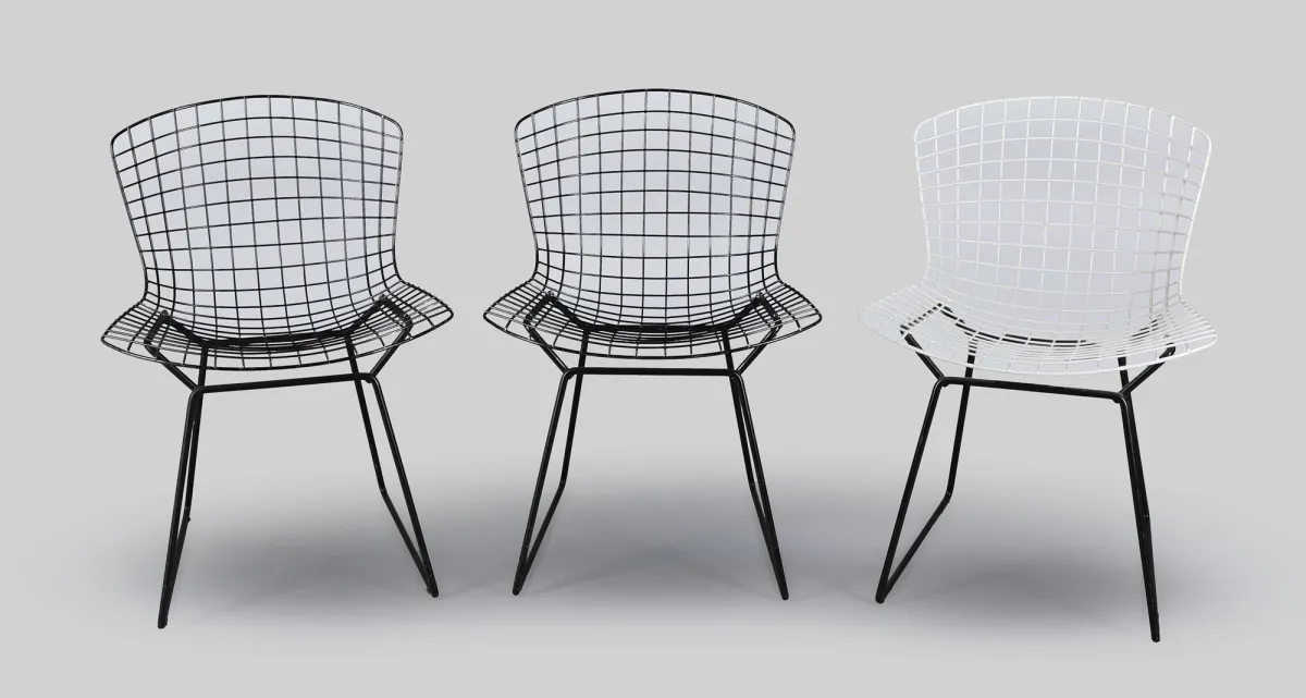 Harry Bertoia 为 Knoll 设计，三把「Bertoia Side Chair 420」椅，黑色（2 把）及白色粉末涂层，高 = 75 厘米，无坐垫，…