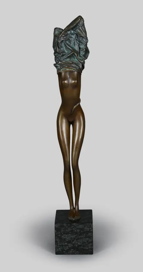 Bruno Bruni, mon., Gradara 1935 – djeluje u Hamburgu, „Afroditina pletenica“, 1995, bronca, smeđe patinirana, bez potpisa, visina 61 cm, na crnom granitnom postolju...