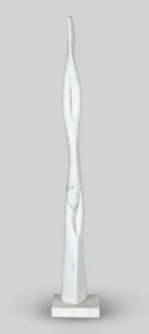 Birgit Cauer, potpisano, datirano 1970., djeluje u Groß Glienicke/Potsdamu, „bez naslova“, bijeli mramor, visina 95 cm, postolje oštećeno