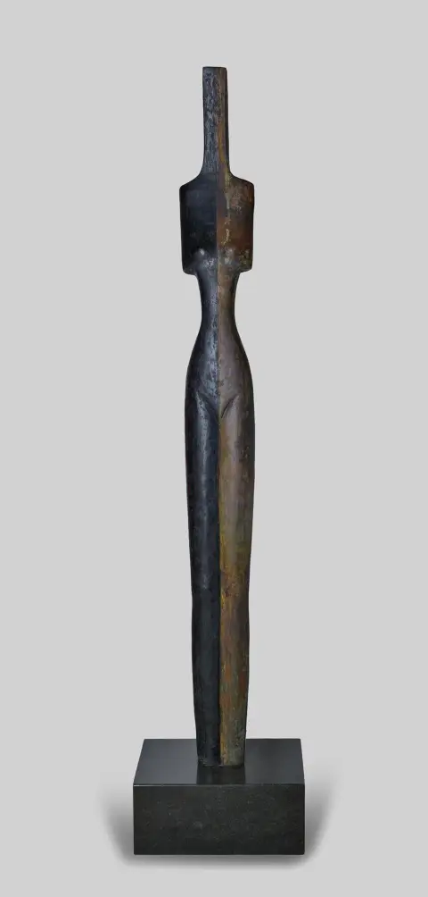 Dao Droste, ongesigneerd, Saigon 1952 – actief in Eppelheim, "Vrouwelijk naakt", brons, bruin en zwart gepatineerd, H = 148 cm, op zwarte granieten sokkel