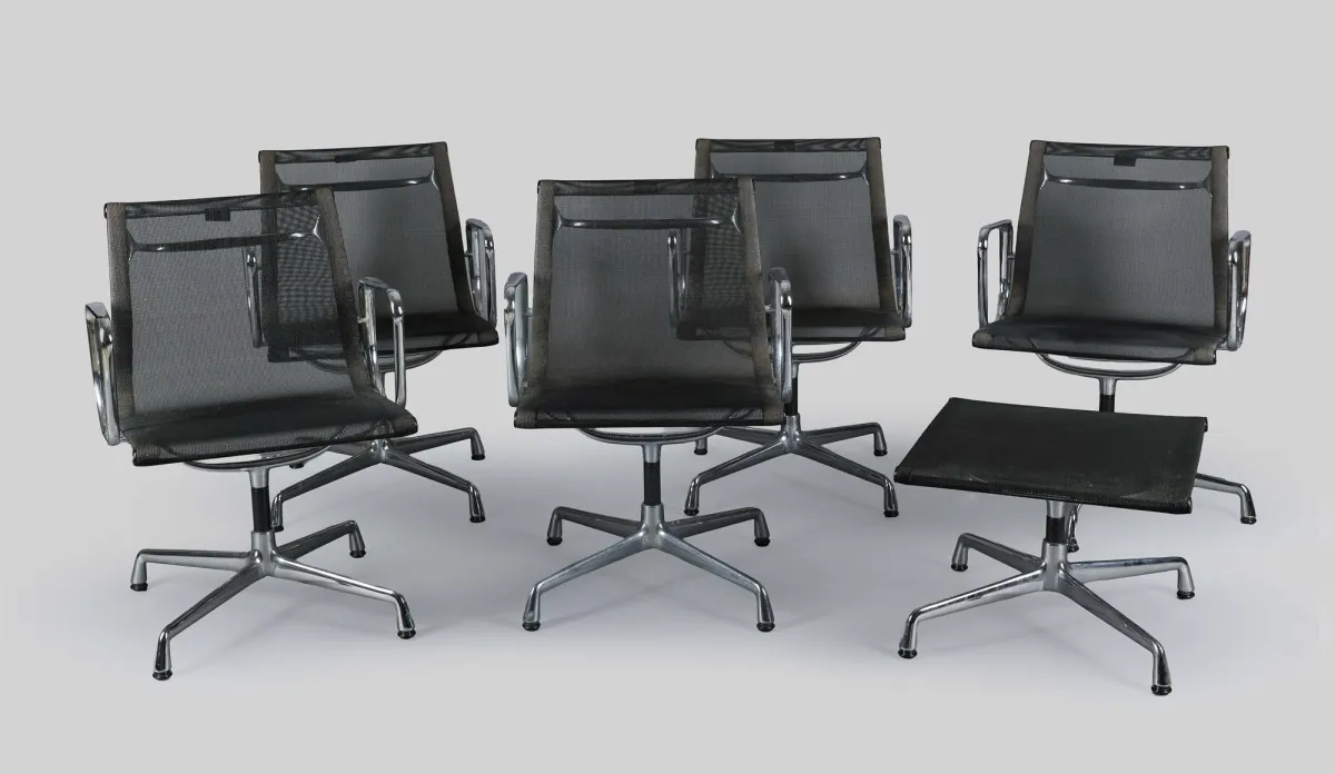 Charles Eames，五把「EA 108」扶手椅和脚凳，1958 年设计，Vitra 制造，镀铬铝，四个悬臂，黑色网面，浅色毛毡条，H = 82 cm 和 38 cm，部分有腐蚀损伤
