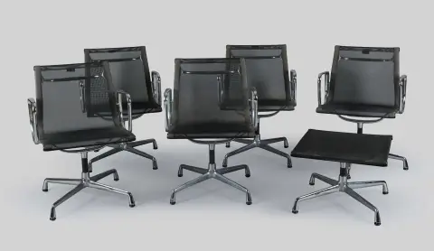 Charles Eames, öt karfás szék „EA 108“ és ottomán, 1958-as tervezés, kivitel Vitra, alumínium, krómozott, négy tartókar, fekete hálós kárpit,...