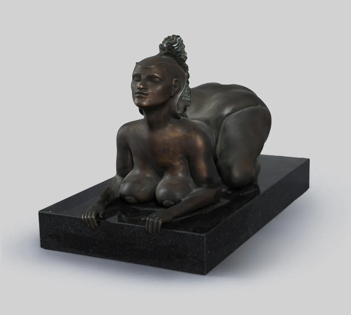 Ernst Fuchs，签名，维也纳 1935 – 2015 同地，《Sphinx》，青铜，633/1.000，Venturi Arte 铸造厂印记，19,5 x 35 x 16,5 厘米，置于黑色大理石底座上