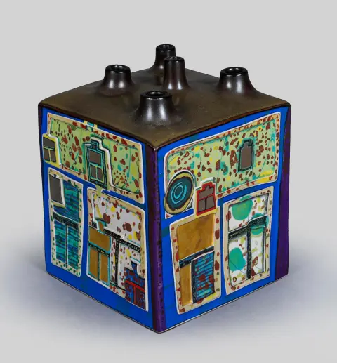 Friedensreich Hundertwasser, signé, daté 1983, Vienne 1928 – 2000 Nouvelle-Zélande, « Blumenhaus », titré, vase en céramique pour Rosenthal, polychrome et émaillé, 88/500, 22 x 18 x 18 cm