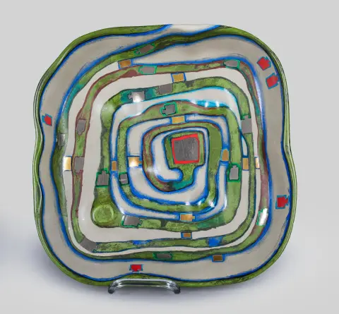 Friedensreich Hundertwasser, signé, daté 1983, Vienne 1928 – 2000 Nouvelle-Zélande, « Spiralental », coupe en céramique pour Rosenthal, polychrome et émaillée, 375/2.000, 6,5 x 35 x 35,5 cm
