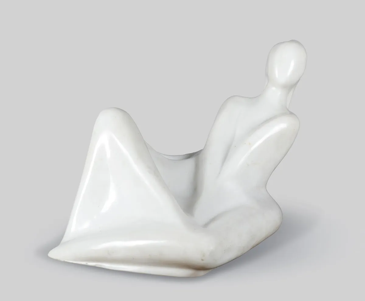 Raffaela Robustelli, signé, Ravenne 1939 – 2008 Vérone, « Sitzende », marbre blanc, 56 x 100 x 52 cm