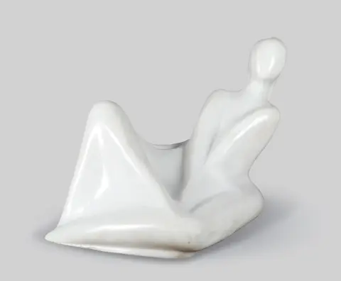 Raffaela Robustelli, gesigneerd, Ravenna 1939 – 2008 Verona, "Sitzende", wit marmer, 56 x 100 x 52 cm