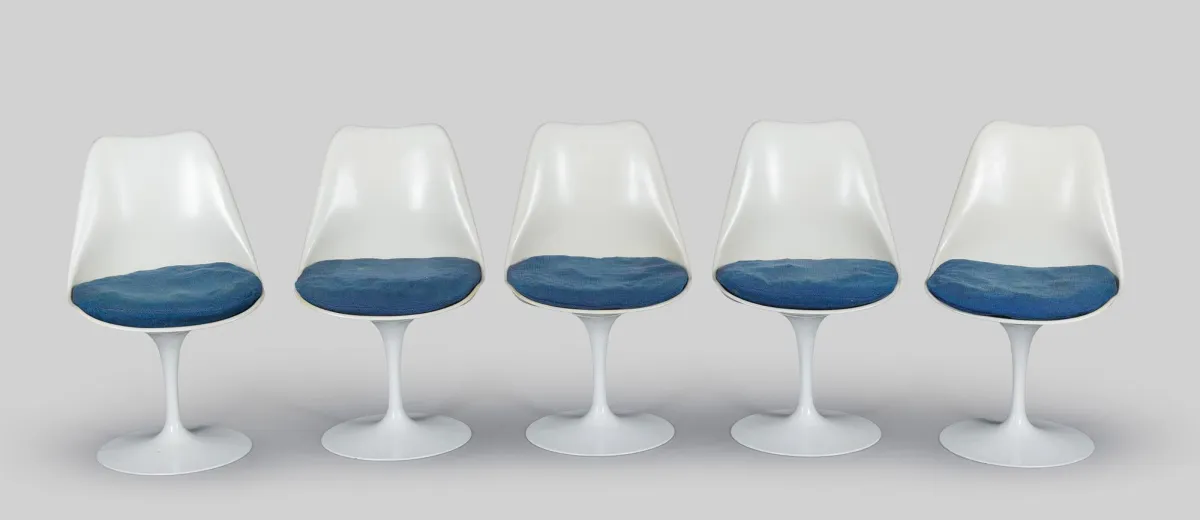 Eero Saarinen 为 Knoll，五把《Tulip-Chairs》，白色，蓝色座垫松动，H = 80 厘米，有使用痕迹 (42158-1)