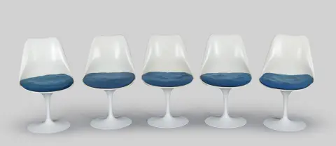 Eero Saarinen Knollille, viisi ”Tulip-Chairs”, valkoisia, siniset istuintyynyt irrallaan, H = 80 cm, käytön jälkiä (42158-1)