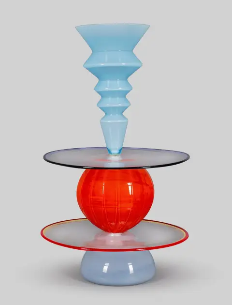 Peter Shire voor Vetreria Vistosi, Murano, gesigneerd, middenstuk „Accardian Orbit”, ontwerp rond 1988, helder glas, deels gekleurd glas, deels gekleurde binnenlaag, 9/10, vijfdelig, H = 65 cm, kogelement en schijven gestoten bij de boring, geleidestang los (reparatie nodig) (41934-6)