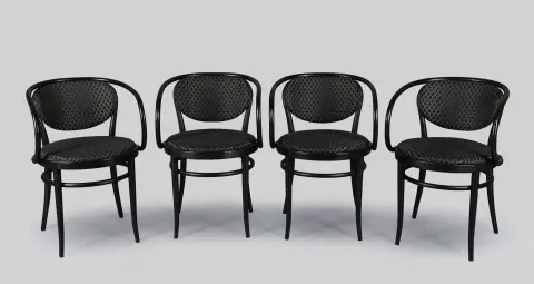 August Thonet Thonetille, neljä taivutetusta puusta valmistettua käsinojatuolia ”210P”, suunnittelu 1900, pyökki, mustaksi petsattu, musta-siniset verhoilut, korkeus = 77 cm,…